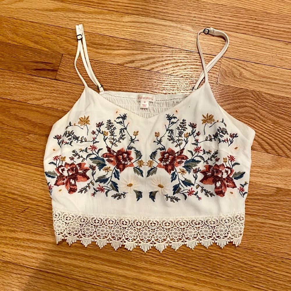 🌿🌹Floral Embroidered Crop Top